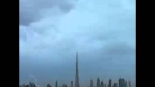 Lightning strikes burj Khalifa 08/03/2016