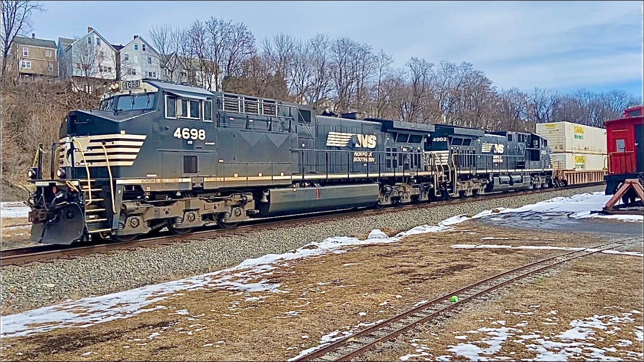AC44C6M Duo Leads with Northwest Container 3 Unit Well Car on NS 29G