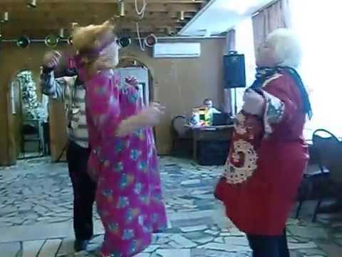 Бесплатные таджикские видео. Таджикская старуха танцует. Таджикская танцевальный ансамбль. Бабушка таджичка танцует в магазине одежды. Бабка круто танцует видео.