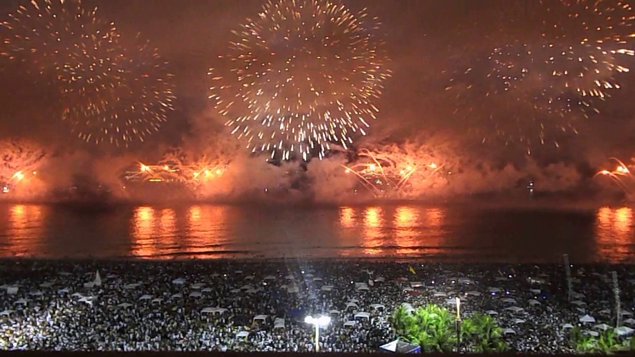 Queima de fogos em Copacabana Réveillon 2016/2017.