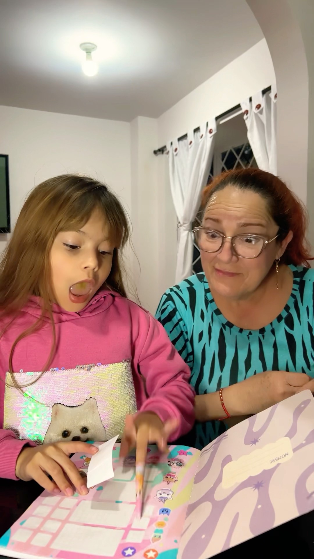 LE ENSEÑO A MI ABUELA MIS CUADERNOS #humor #cosasdefamilia #comedia #shortviral