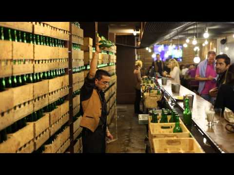 How to pour cider, Asturias, Spain / Cmo escanciar sidra, Asturias, Espaa