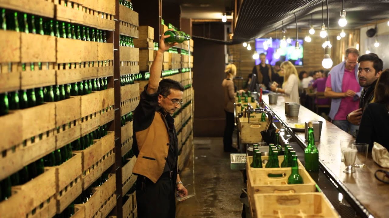 How to pour cider, Asturias, Spain / Cómo escanciar sidra, Asturias, España