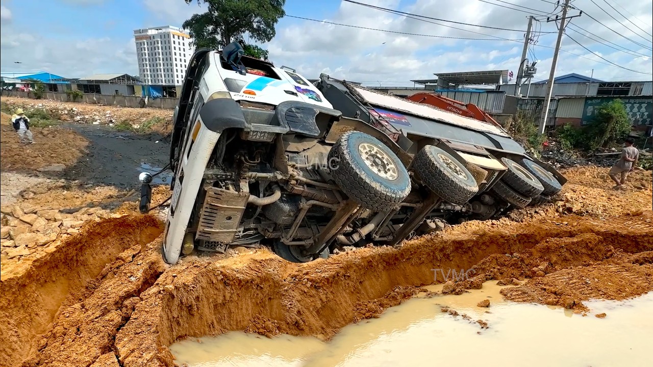 NEW MIX REAL FOOTAGE! Overturned 25 Ton Dump Truck Drive Back Upload Landslide & Expert Recovery