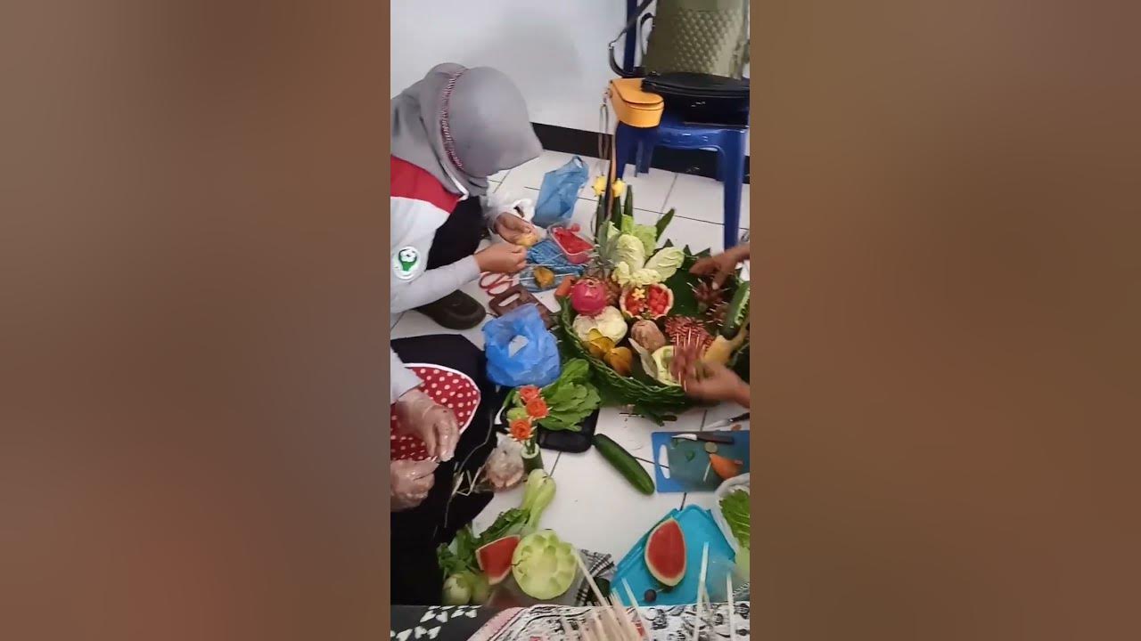 Proses merangkai buah dan sayur lomba Germas Proses merangkai buah dan sayur lomba Germas