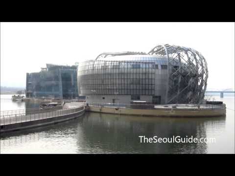 Sebit Dungdungseom (Floating Island) next to Banpo Bridge in Seoul, South Korea
