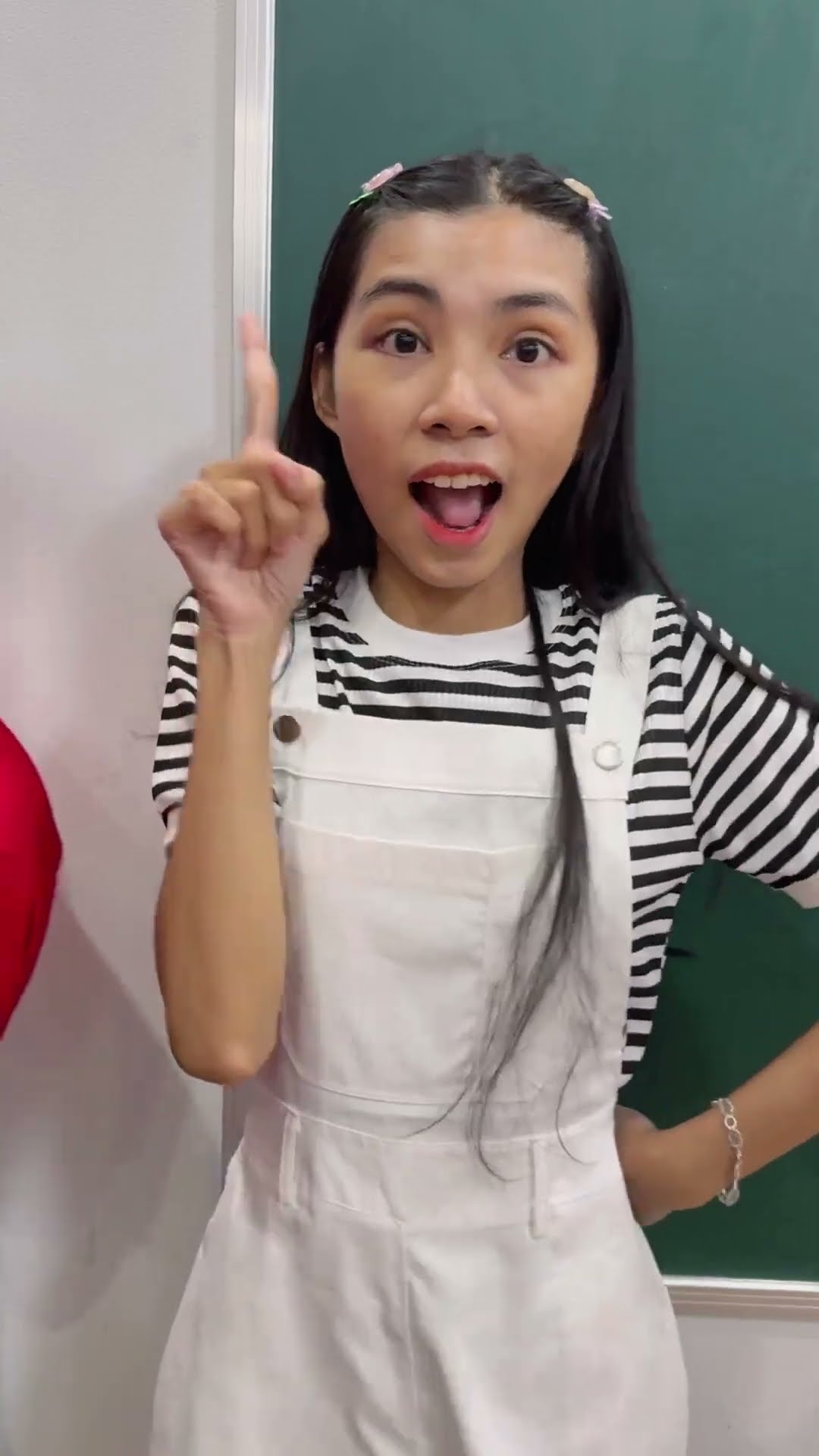 Cái Áo Bị Mắc ở Cửa || The shirt was stuck at the door #shorts