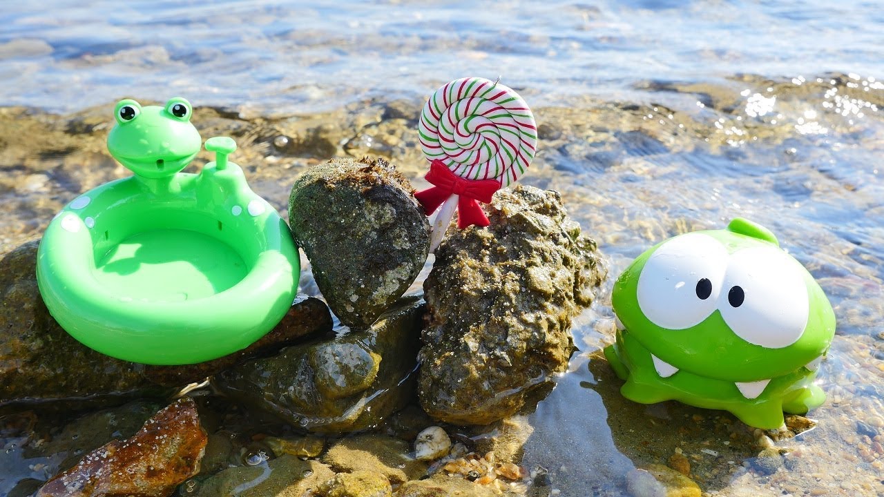 Om Nom de juguete. Juegos en la playa. Vídeos para niños.