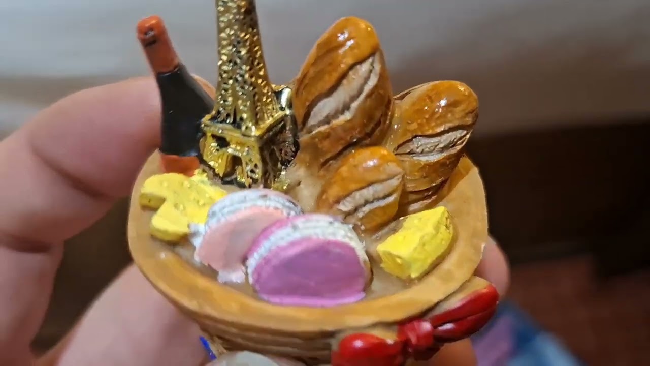 PARIS JOUR 2 =6mai 2025, ACHATS dingue: Montmartre dont Petit Prince et reliure Journal Mickey 1985!