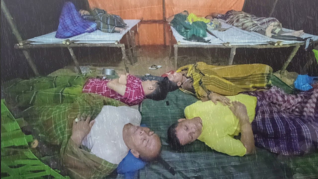 camping hujan deras asik rame rame membagun sheter di sugai yg jernih di kelilingi bukit