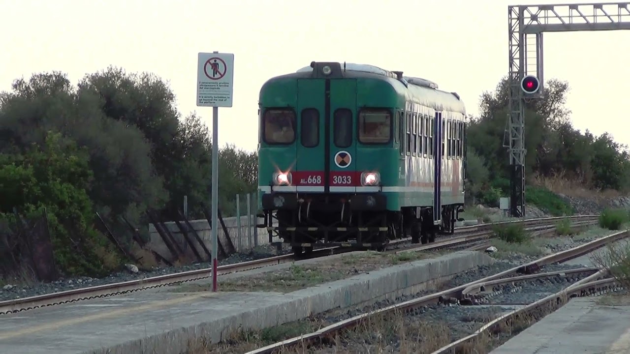 Stazione di Donnafugata (RG) con l'Aln 668 3033 -  agosto 2021