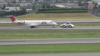 日航機、大阪に緊急着陸 油圧系統異常か、立ち往生