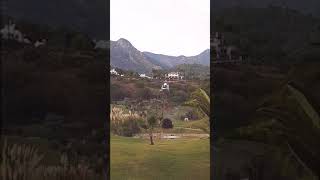 Helicóptero coge agua en campo de golf Marbella