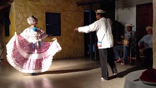 Tinajas Restaurantta Ikili Dans. Folklorik Panama Danslari. Watching Panamanian Dance.