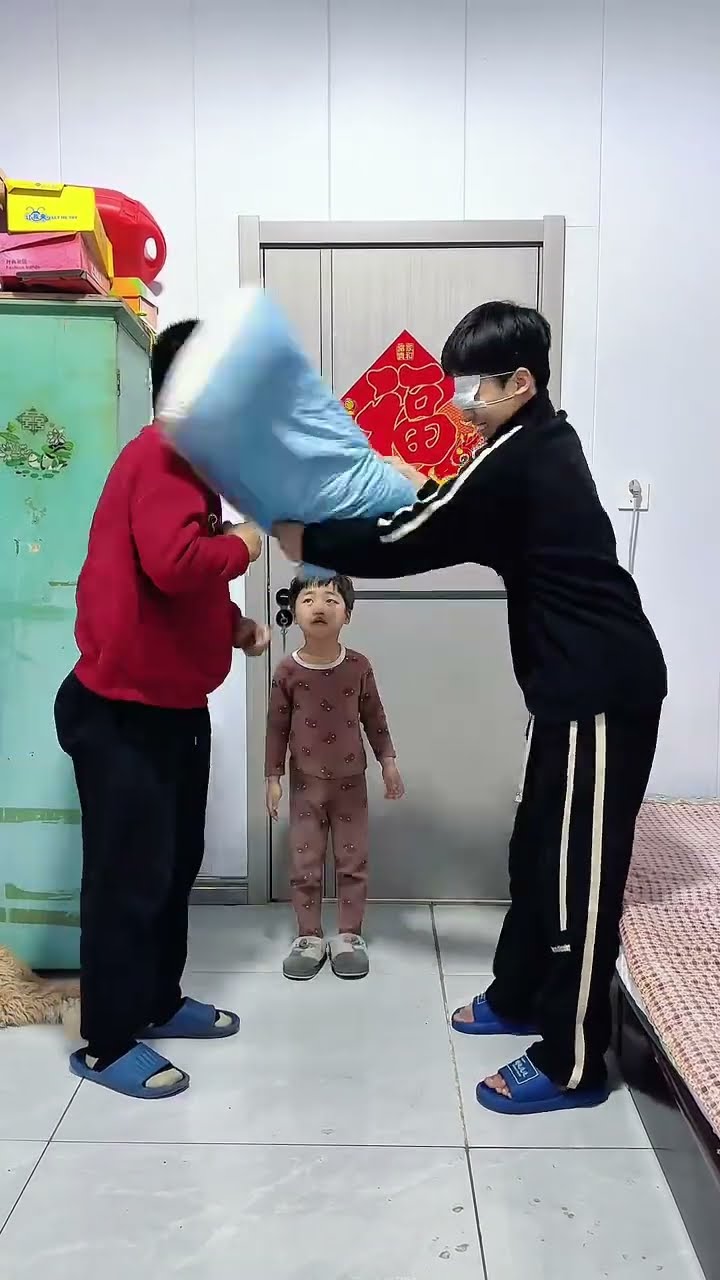 儿子比赛玩游戏，为啥最后受伤的是爸爸呢！#Cute baby#Cute#呆萌小米宝#聪明宝宝#萌娃