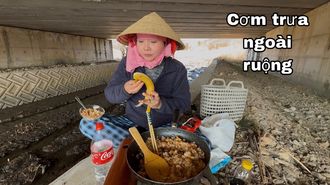 Cơm trưa ngoài ruộng đơn giản ngày 29 Tết của em