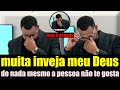 Vem ver: Apresentador não aguenta, quase chora no programa.