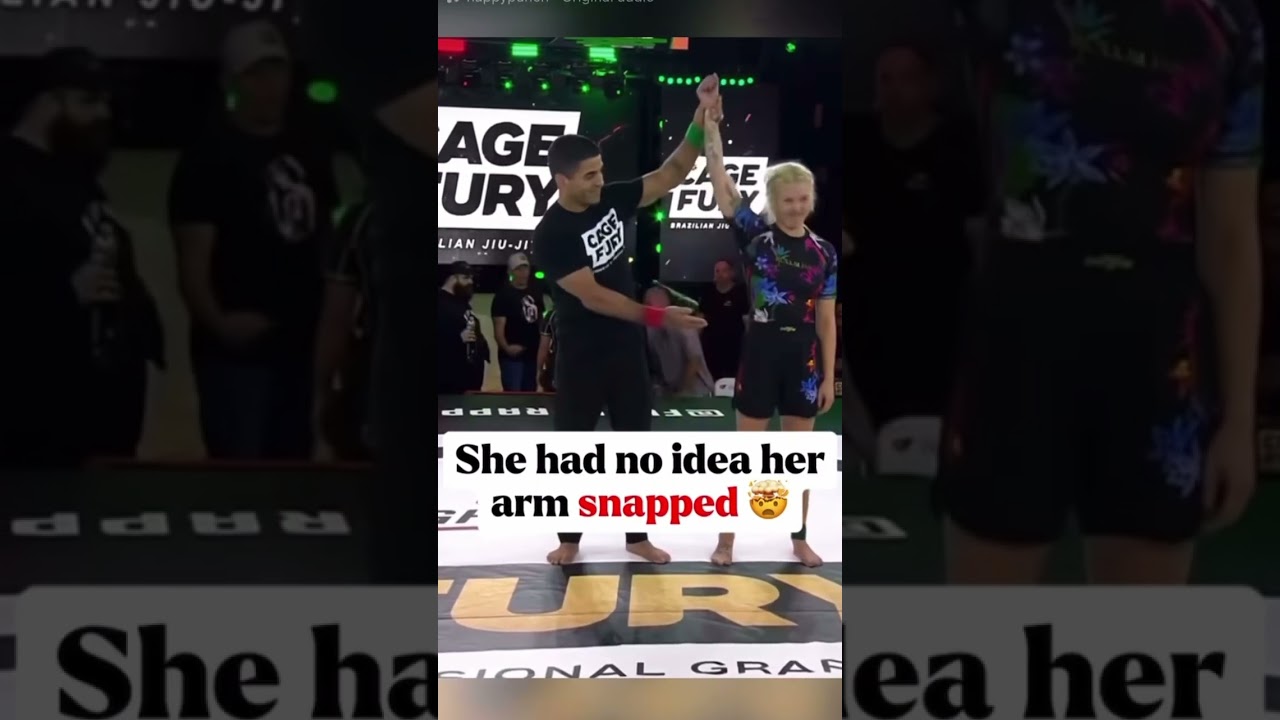 Борец думала, что сломала челюсть сопернице, но это была её собственная рука, которая сломалась 