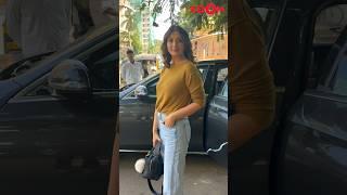 Sonali Bendre is SHOCKED to see paps but still pose for them #shorts #sonalibendrebehl