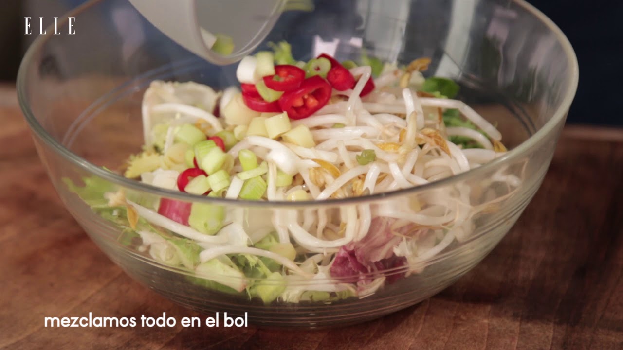 Ensalada tailandesa sobre poppadom | Elle España star style the fashion spot
