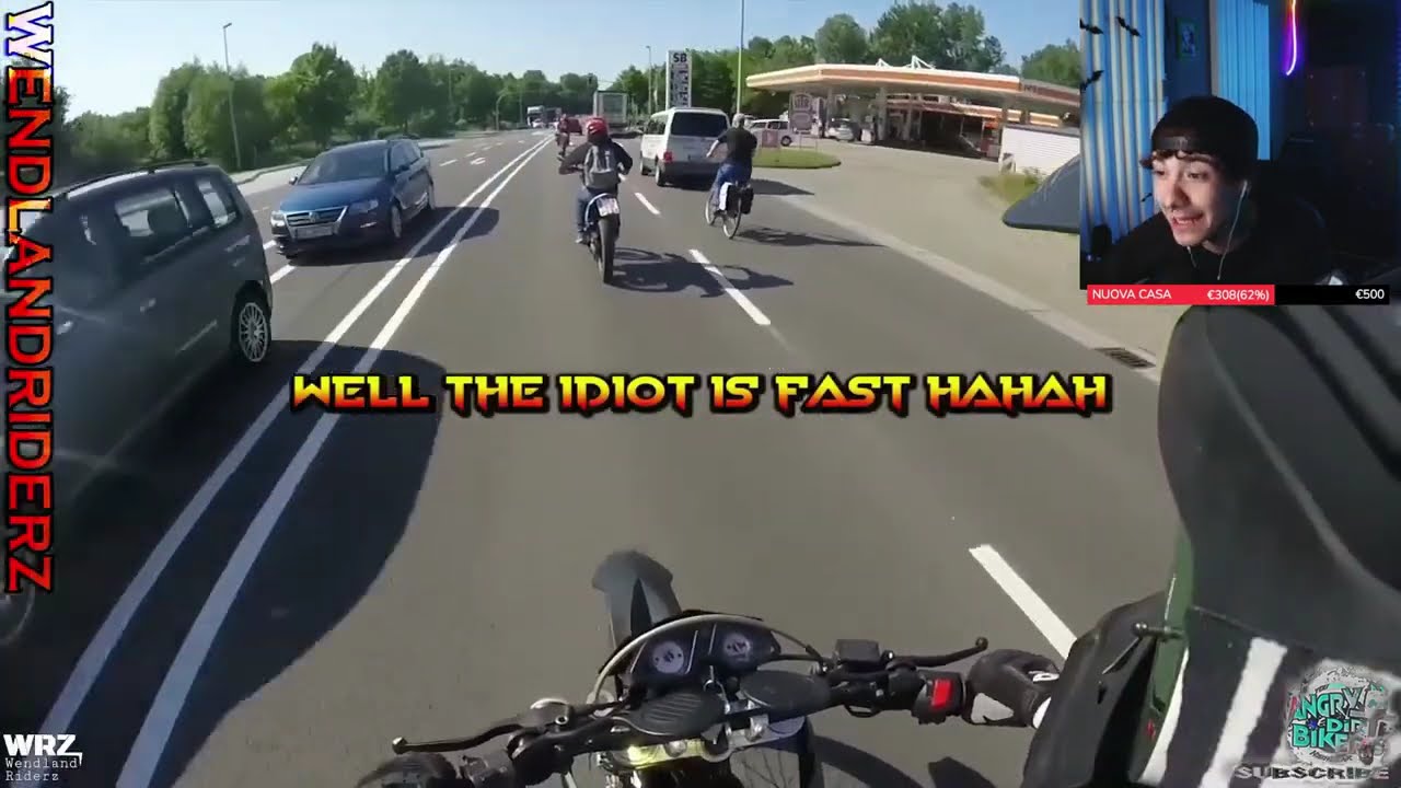 CON UN FUCILE DAVANTI AD UN MOTOCICLISTA!