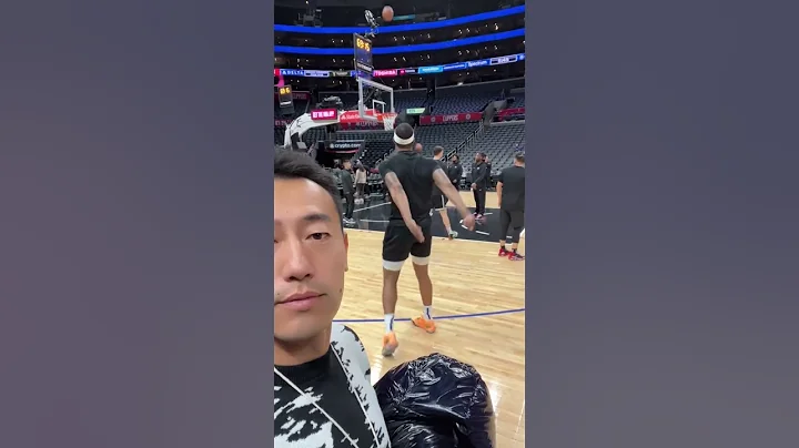 快船（上）在NBA現場，洛杉磯快船。一時偷玩一時爽，一直偷玩一直爽哈哈哈哈哈 - 天天要聞