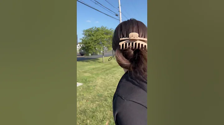 The reality of blowing away a dandelion🤣 #model #tallgirl #rachelpizzolato #dandelions #shorts