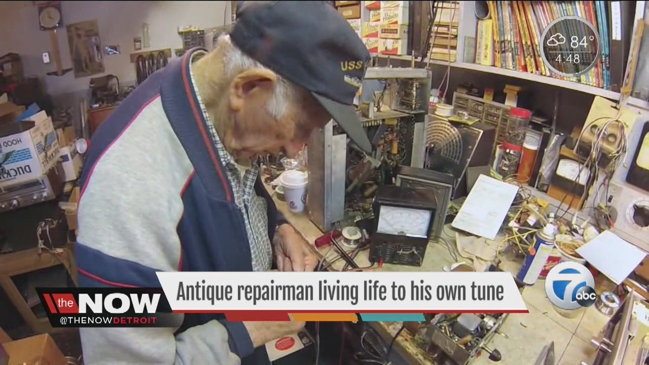 98-year-old antique radio repairman lives life to his own tune - YouTube