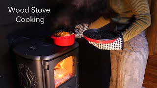 薪ストーブでピザを作る雪の日