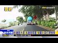 台中女騎士疑「貪快」鑽車縫 打滑自摔險遭輾@newsebc