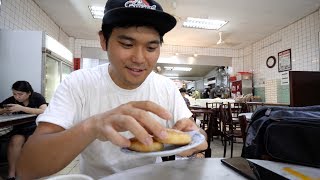 Foreigner Tries Singapore's Most Famous Tau Sar Piah🥧Loong Fatt