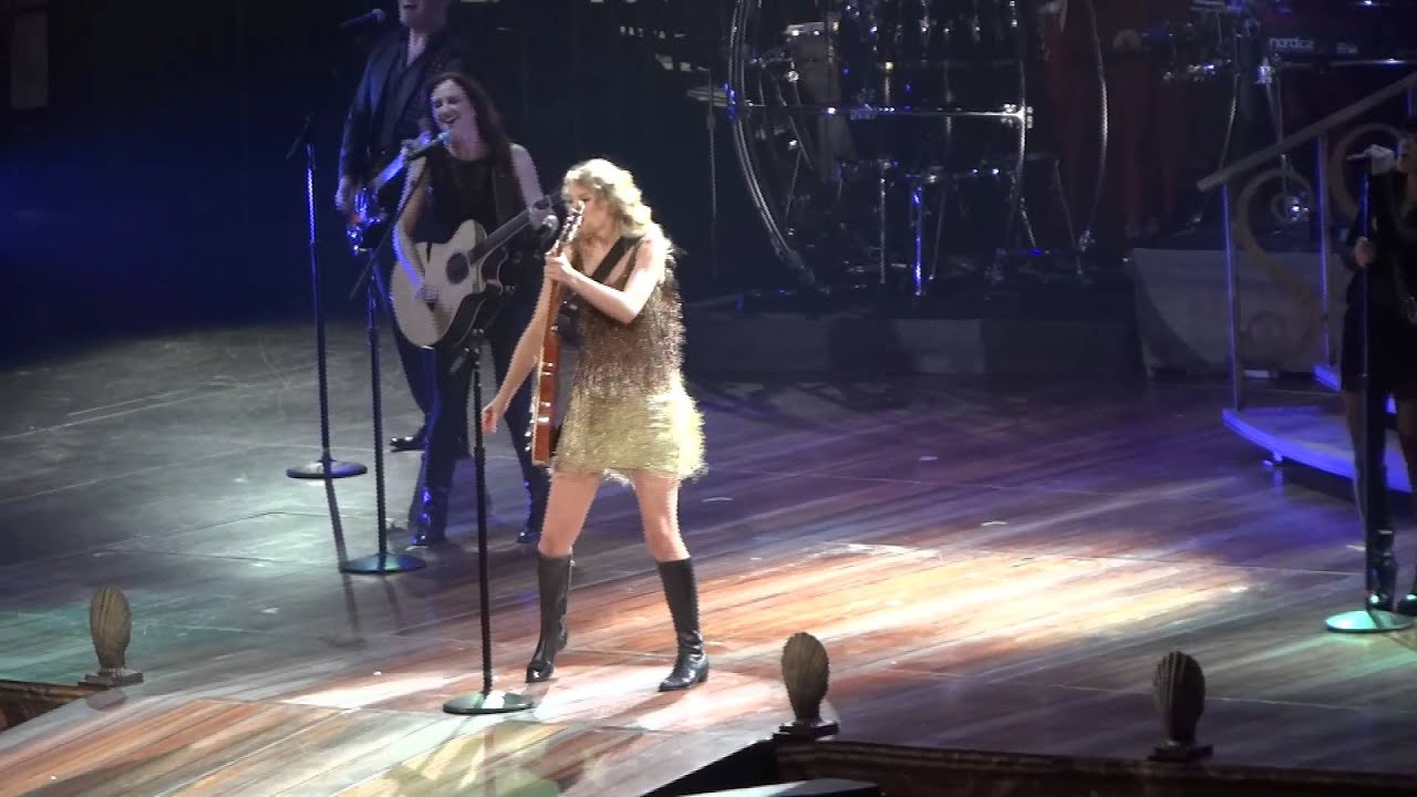 Taylor Swift - Mine - Live in Austin, Texas on October 26, 2011
