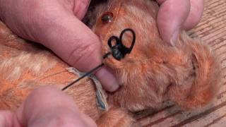 Je suis artisane restauratrice d'ours anciens en peluche.