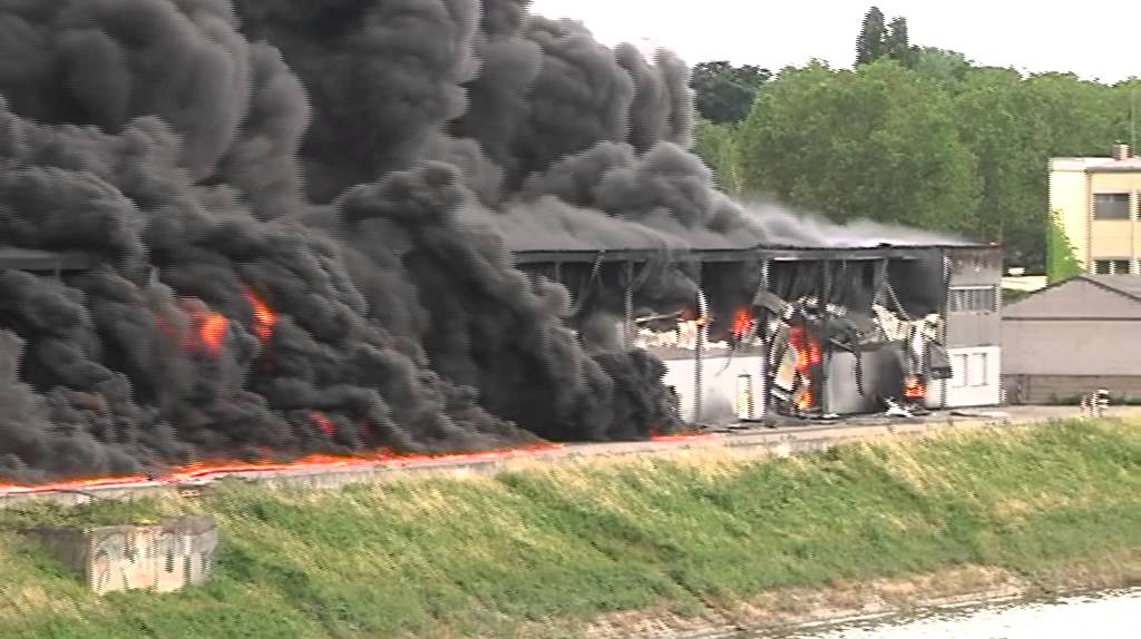 Großfeuer in Ludwigshafen: Lagerhalle mit Styropor-Granulat in Brand