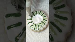 Count down to Christmas! Mini-wreath sugar cookie for an Advent calendar. #royalicing #christmas