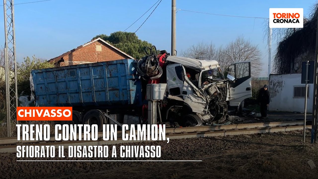 Treno contro un camion, sfiorato il disastro a Chivasso