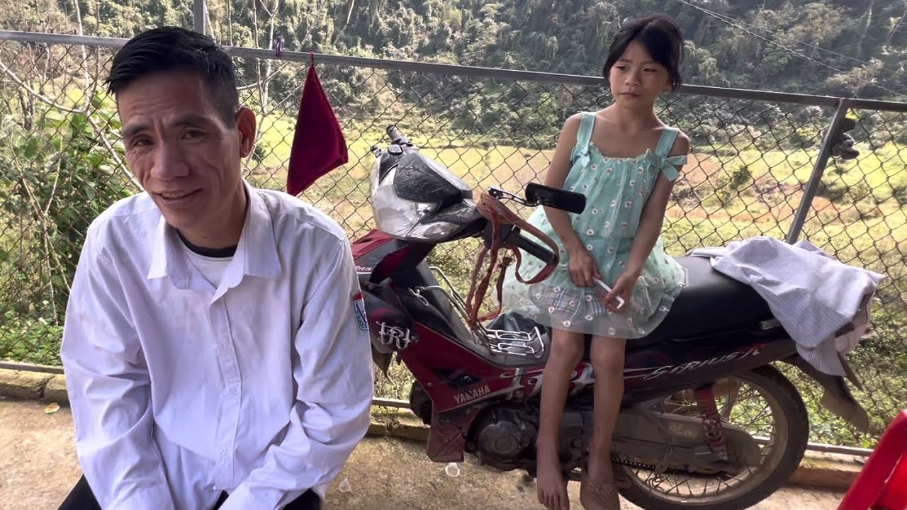 Tiểu cường,mặc như giám đốc chuẩn bị chia tay cháu hoa đi làm ăn xa không hẹn ngày về..!