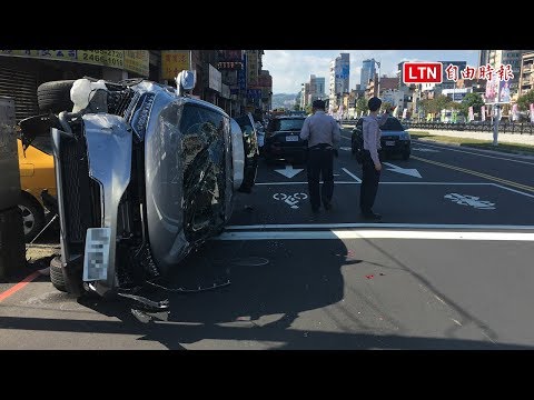 廂型車擦撞路旁計程車翻覆 連撞4車4人傷(翻攝畫面)