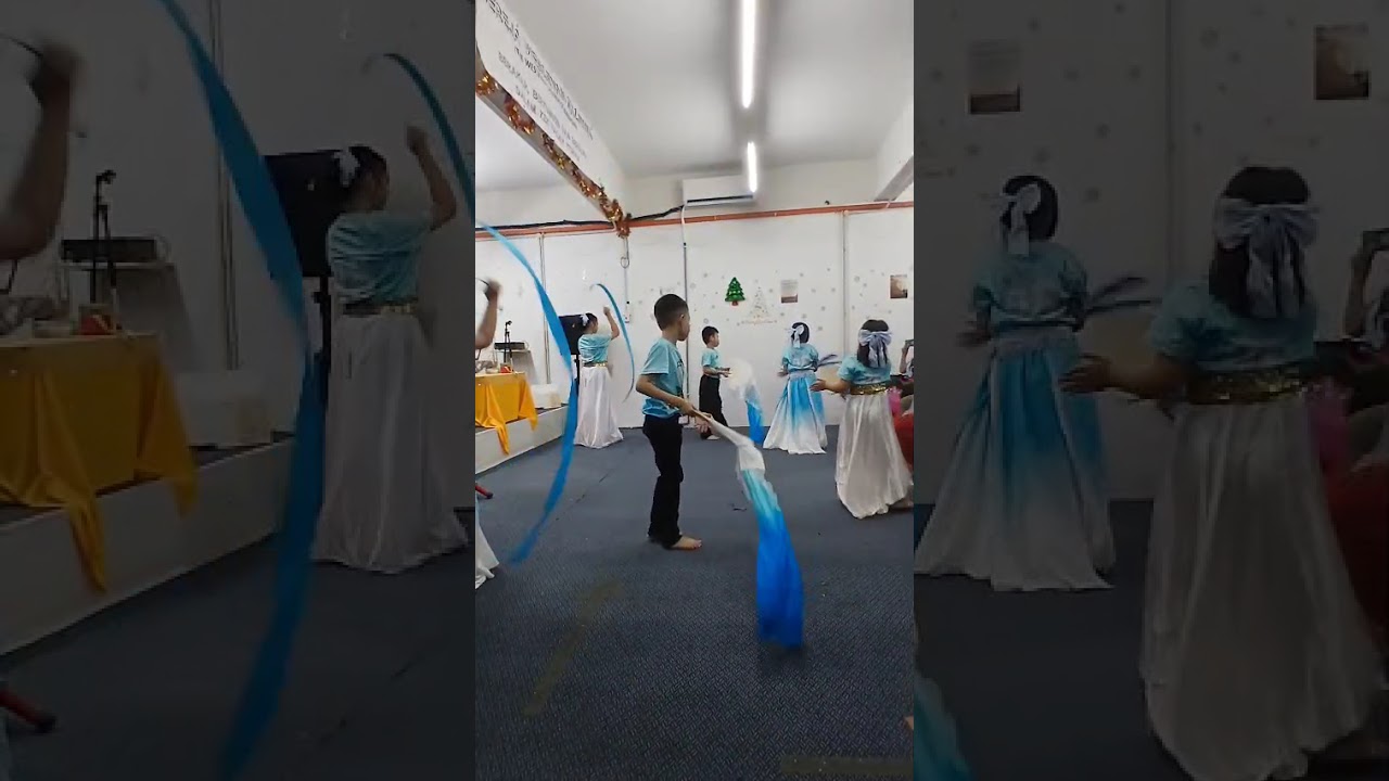 Pertunjukan anak swkolah minggu  waktu natal bersama