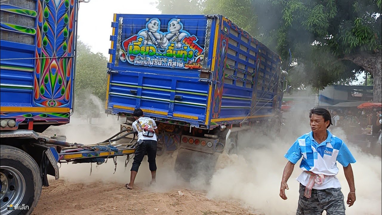 แรงทะลุหมอกควัน!! รถพ่วงช่างเอี๋ยวเททรายถวายวัด