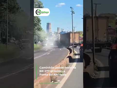 Caminhão perde freio, colide na BR próximo à Ponte da Amizade e motorista salta do veículo