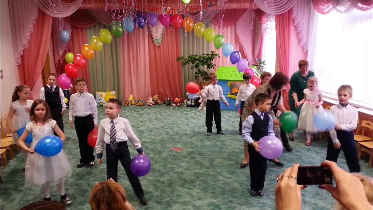 видео маленькая страна танцуют дети. танец маленькая страна для детей. танец с игрушками на выпускной в детском саду. танец маленькая страна. построение в колонну в детском саду.