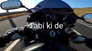 Motolitik Altın Elbiseli Adam Için Ön Kaldırıyor