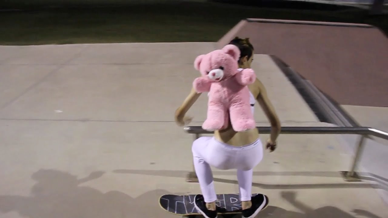 MILEY CYRUS SKATEBOARDING
