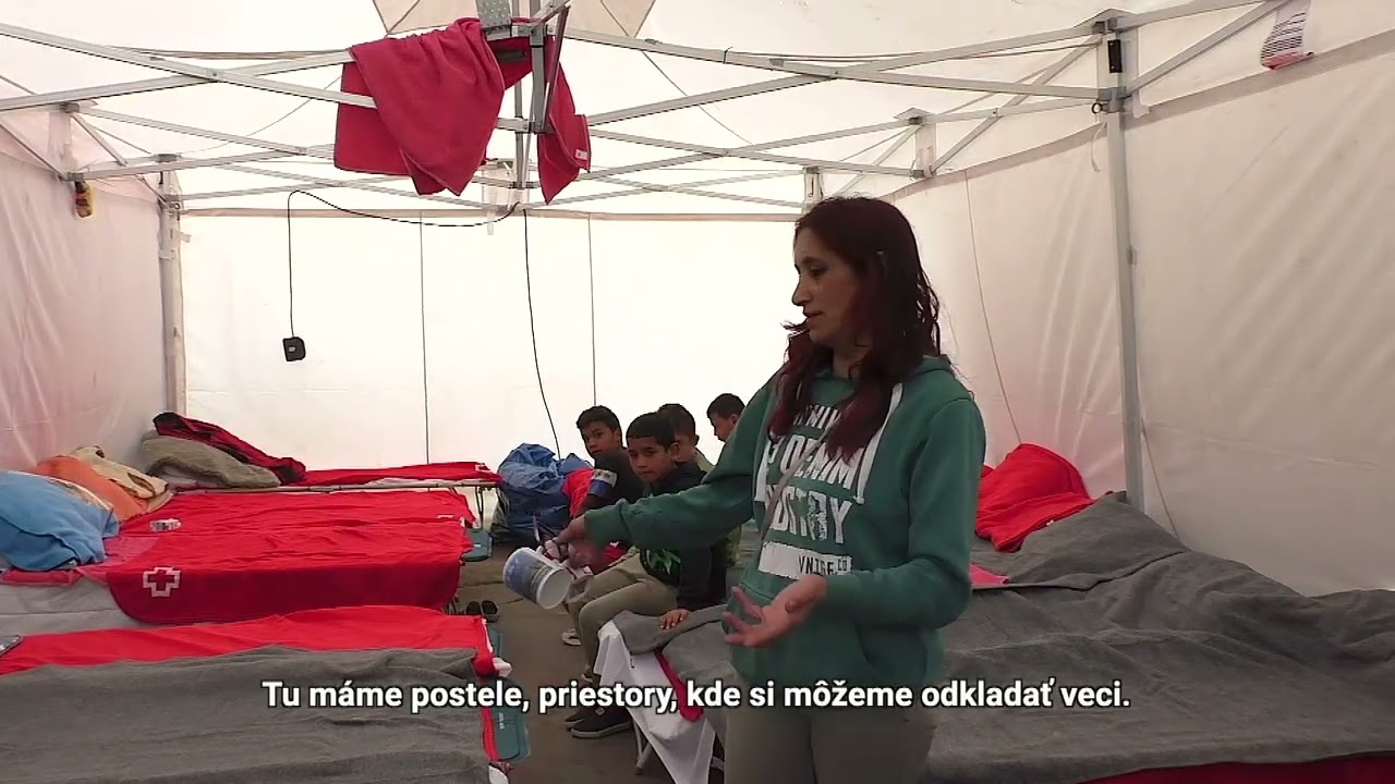 Ľudia podozrievajú stropkovských Rómov, že si domy podpálili zámerne.