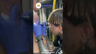 Joven Tatuador Causa Polémica Por Tatuar Dentro Del Trasmilenio