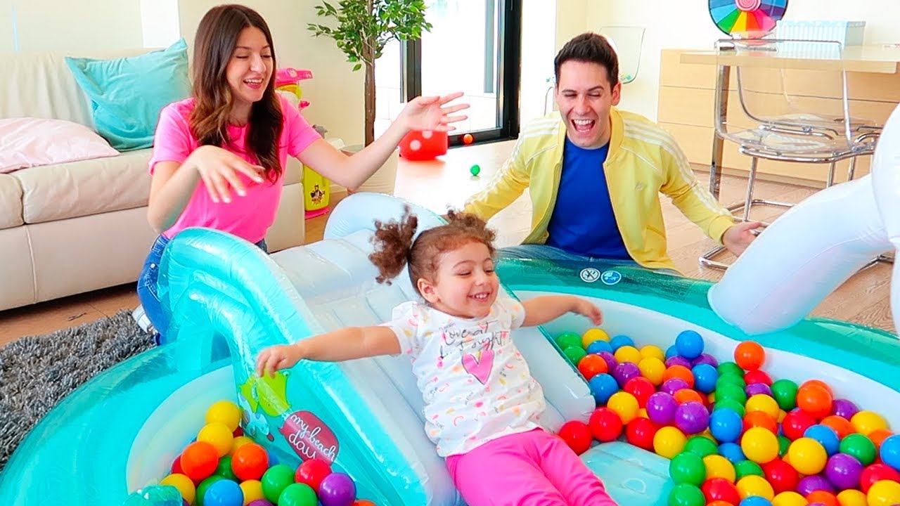 me contro te video di oggi pomeriggio LA CUGINETTA DI SOFÌ VUOLE GIOCARE CON LA PISCINA DI PALLINE COLORATE!!