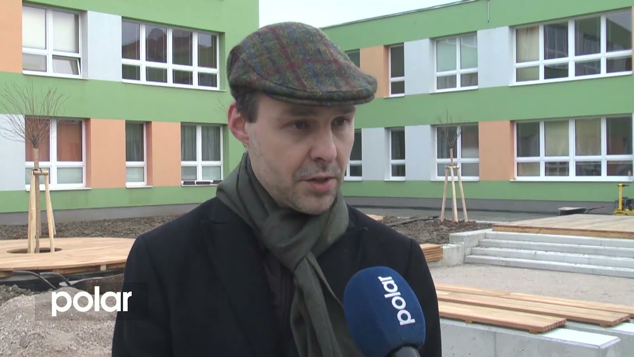 Práce v atriu školy finišují, skončit ale měly už v listopadu (TV Polar, 8.2.2021)
