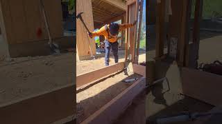 que pesision tiene con el martillo aver quien le gana? #construcción #humor #amigos #construcción