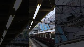 大阪モノレールと阪急電車 (大阪府豊中市の蛍池駅)　Osaka Monorail and Hankyu Train (Toyonaka City, Japan)